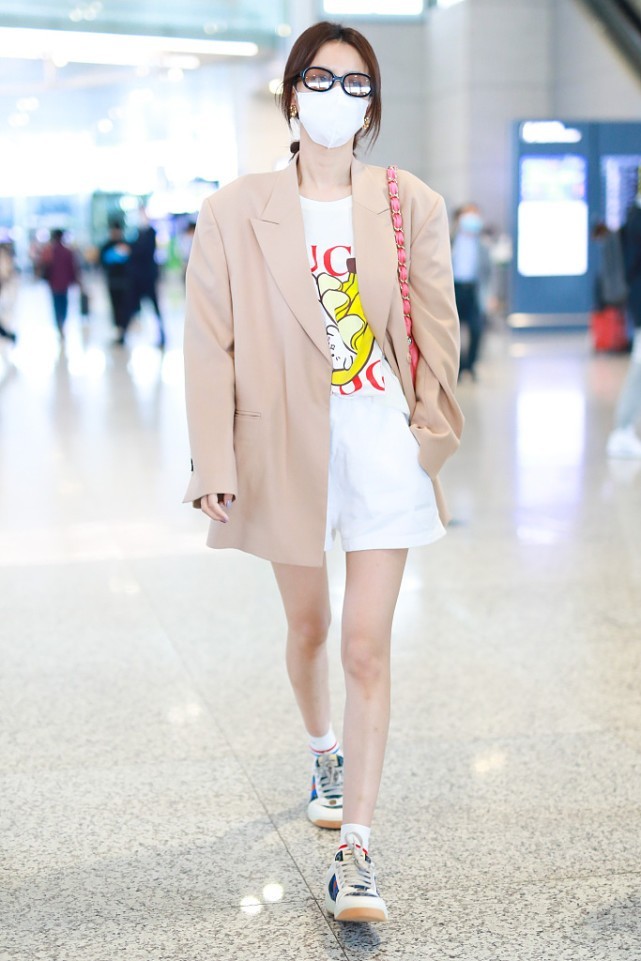 孙怡当妈之后更有女人味了,衬衫少系了几个扣,看着真够妩媚的