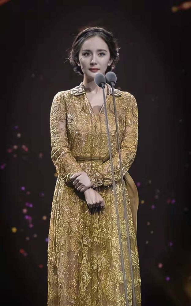 历届金鹰女神旧照登上热搜赵丽颖杨幂迪丽热巴谁最美