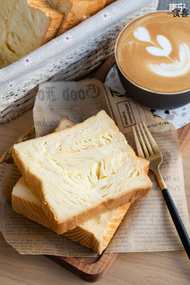 拎着一袋手工吐司,又可以开启活力满满的一天!