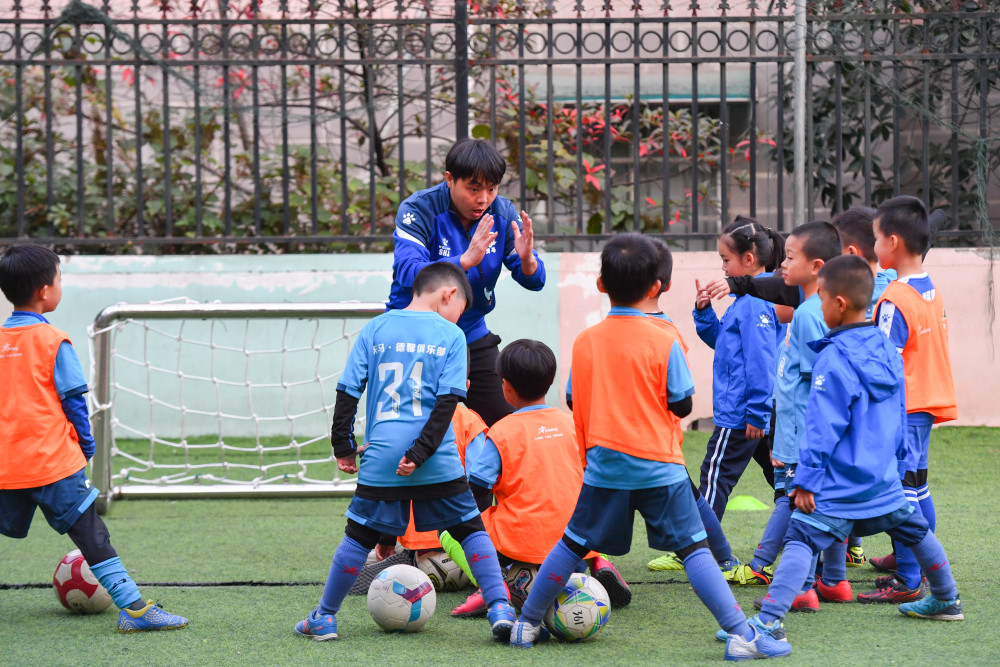 (体育)我爱体育课——小校园玩转足球"大梦想"