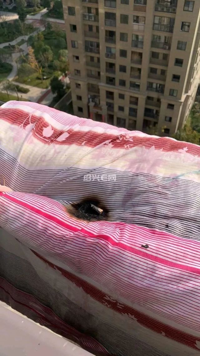绍兴一业主晒被子,被高空抛落的烟蒂烧了!怒怼物业