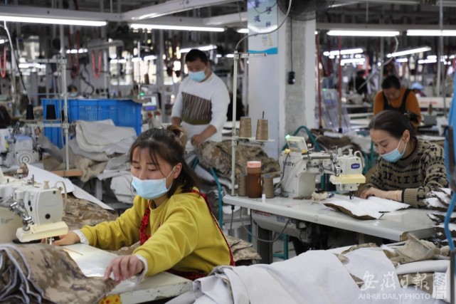 近日,宿州市埇桥区汴河街道工业园里,宿州市鸿正服装服饰有限公司职工