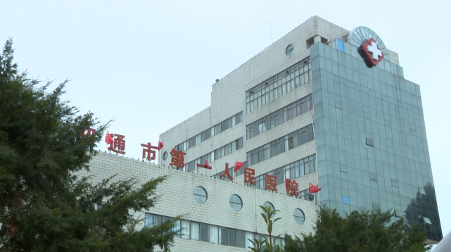 晚上八点,市第一人民医院门诊大楼的儿科诊室内,医生正在给2岁的小墨