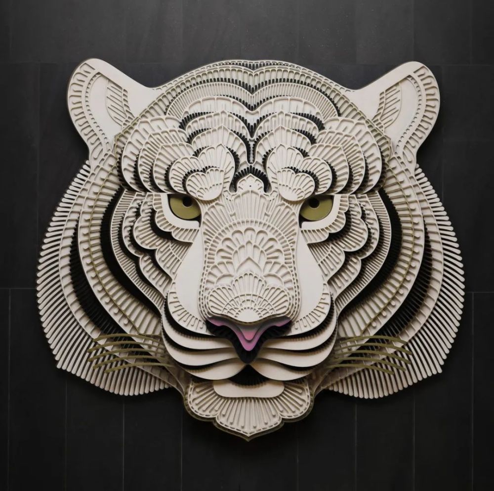 他把白纸玩到了极致,复杂精致的动物纸雕肖像,带给人强烈震撼