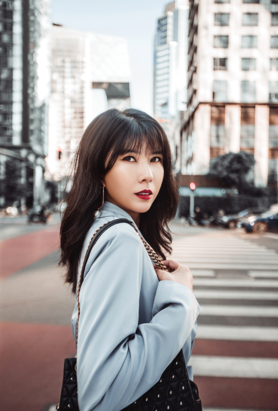 歌手叶贝文新照尽显九头身