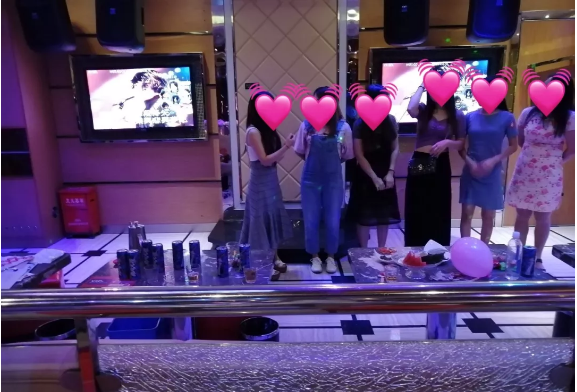 在最浪漫的时间里邂逅你的爱情充斥着约会氛围的ktv包间浪漫朦胧的