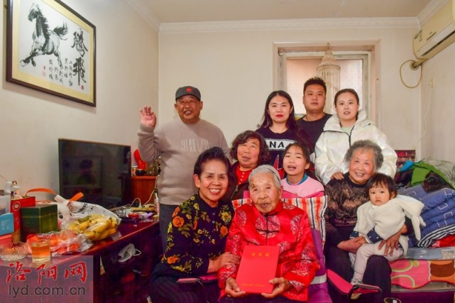 101岁的胡秀云五世同堂其乐融融