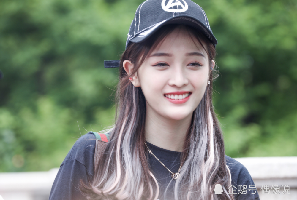 吴宣仪的牙齿恢复了?门牙变成小颗粒,发型换成黑长直,颜值回升