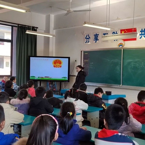 晨读我来诵,学法守法记心间来到无锡市东亭实验小学的中队活动课上,各