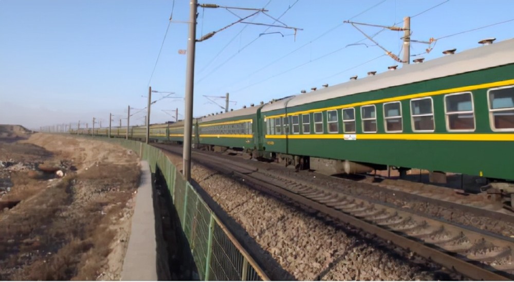 中国高铁那么先进为啥还用绿皮火车真相披露一切只为老百姓