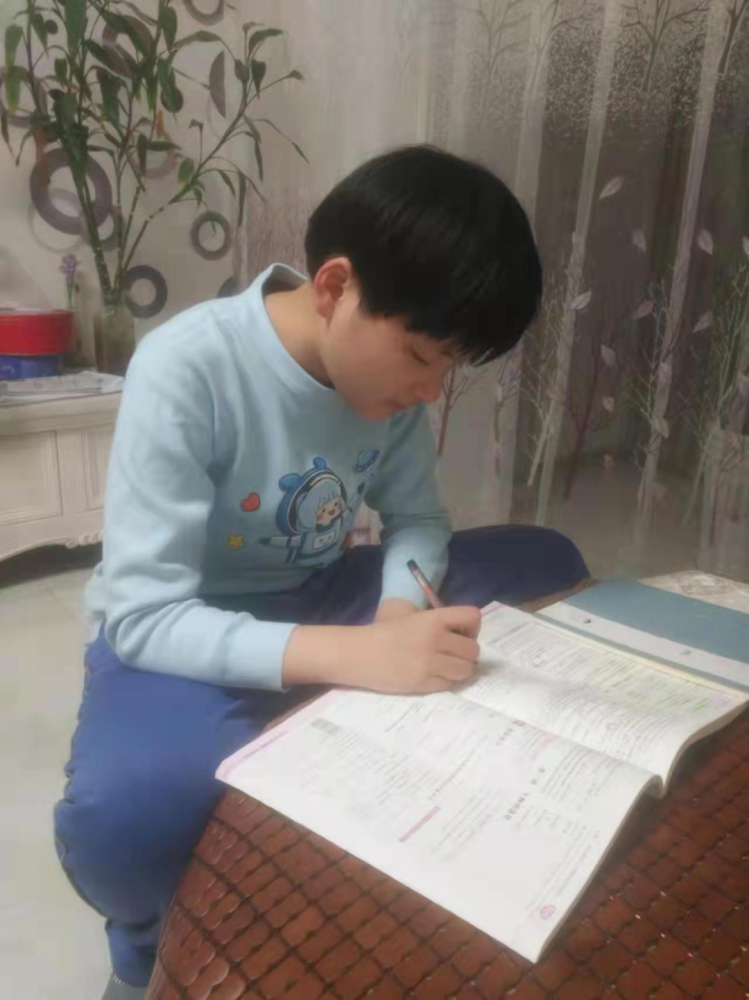 上早操时,她随身带着手抄本,利用空闲时间,看一看自己还未记熟的知识