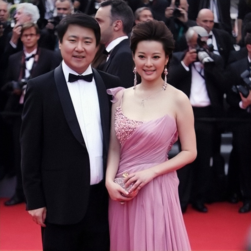 从时间线上来看,袁立确实是横亘在于冬和臧黎璐事件的第三人.