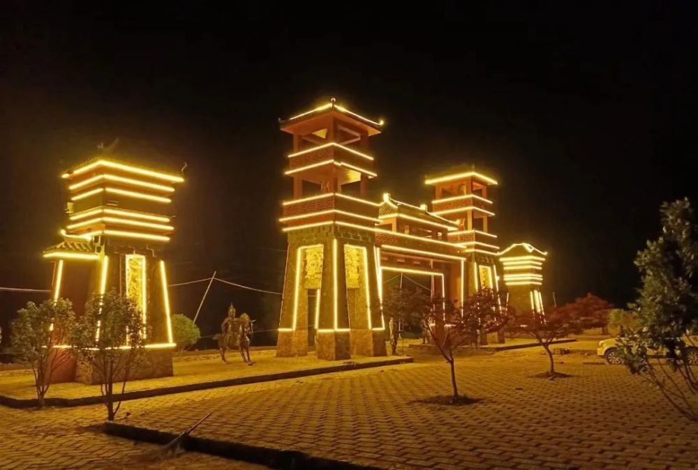 夜晚山埠村天子寨的形象大门魏王观瀑亭古城墙宏伟壮观随着天子寨景区