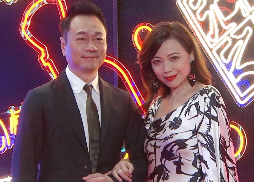 55岁邓萃雯穿露背裙走红毯!一把挽住黎耀祥手臂,细腰臀宽身材好