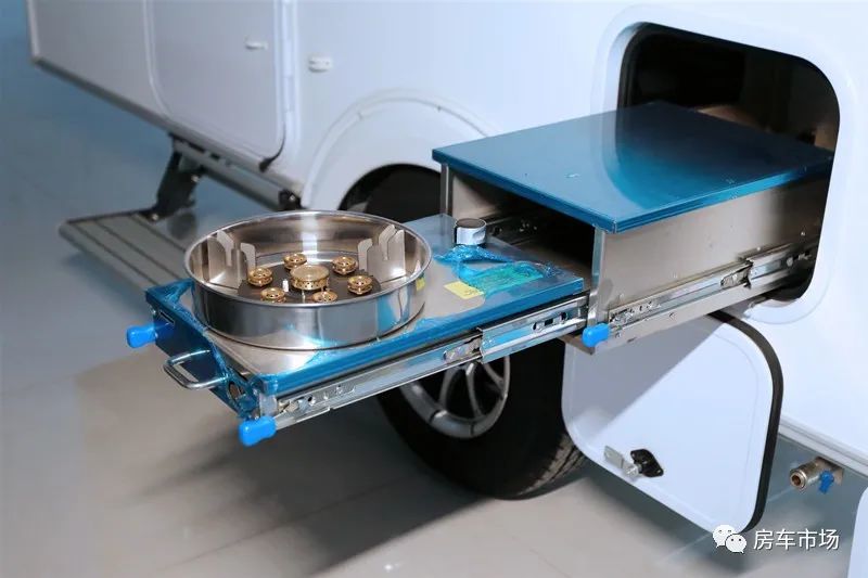 8万多买台房车三人玩!