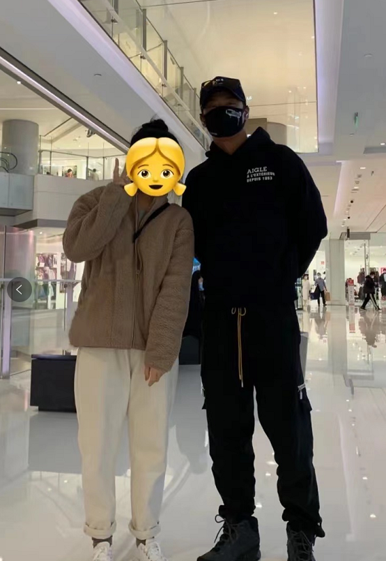 窦骁何超莲挽手逛街买零食温柔提醒女友戴口罩恩爱十足