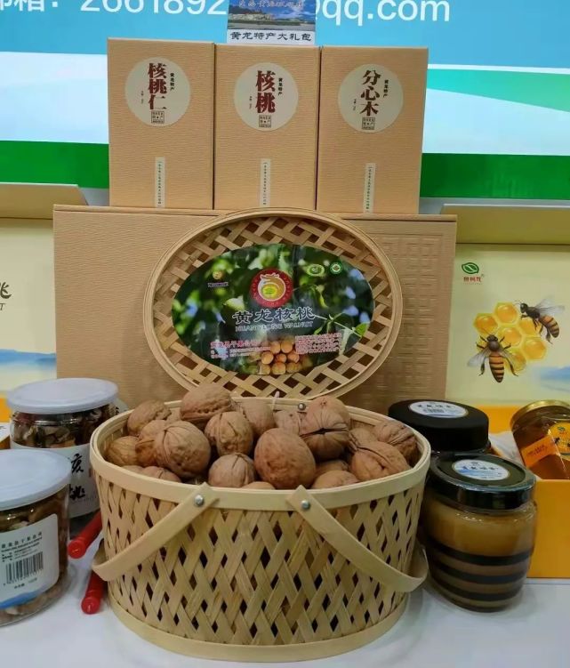 黄龙县核桃产业开发服务中心主任王辉表示:"核桃产业已经成为黄龙的