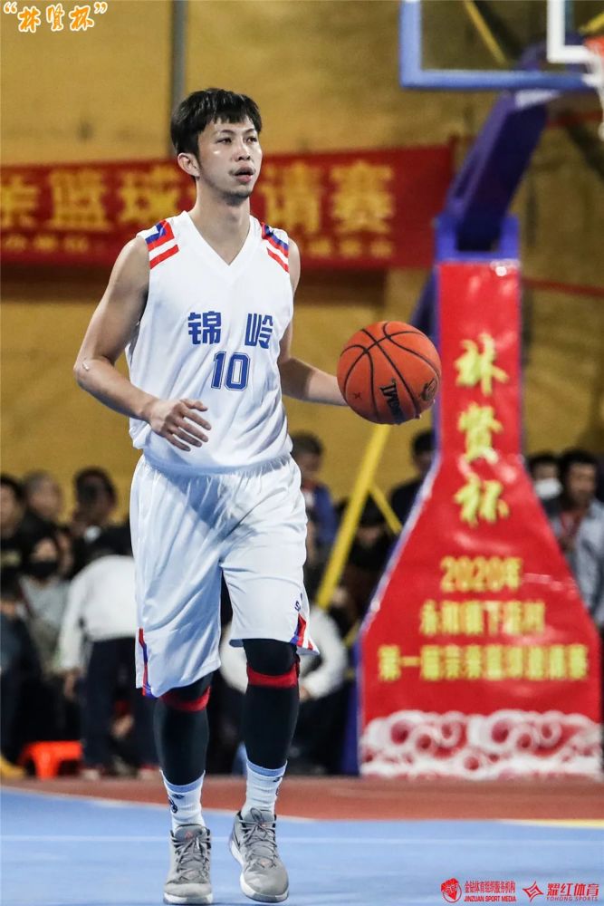 黄清彬中远距离发挥稳定,个人首节拿下10分帮助锦岭逐渐建立领先优势.