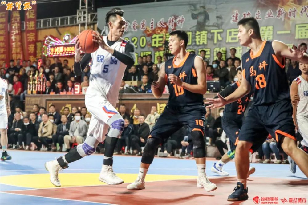 黄清彬中远距离发挥稳定,个人首节拿下10分帮助锦岭逐渐建立领先优势.