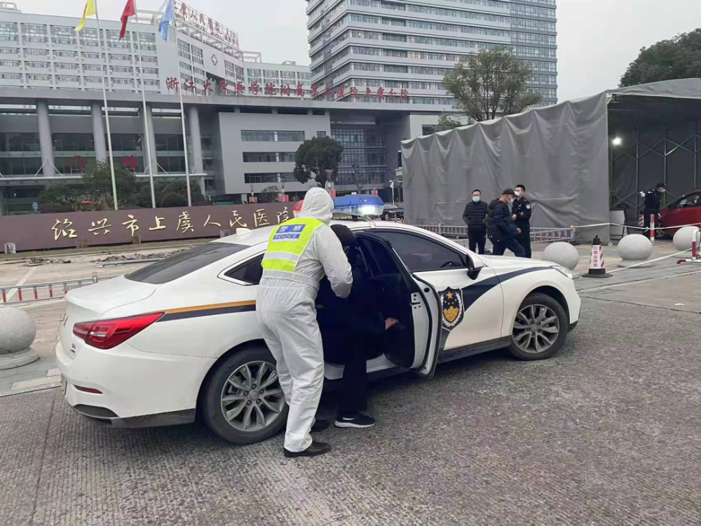 老人急做血透却出不了门,这时警察叔叔出手了