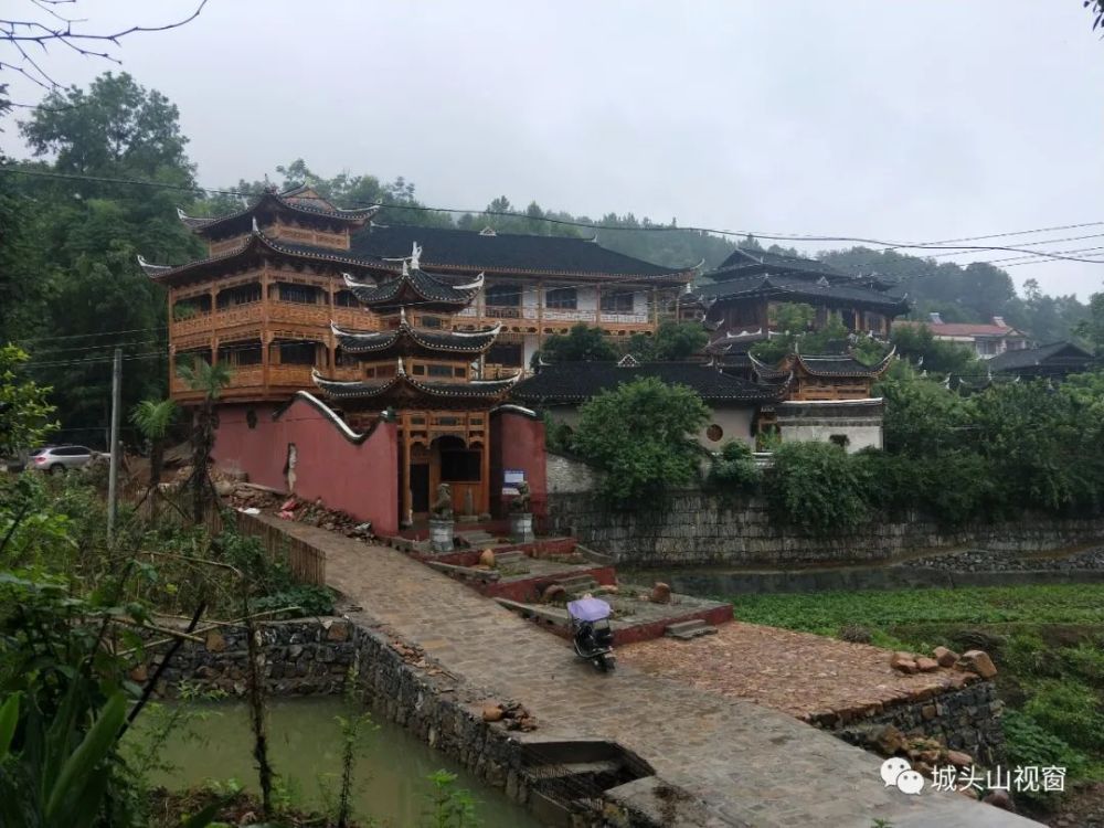 在湖南省常德市澧县甘溪滩镇甘溪村,有一间名为"溪上"的美术馆,它由从