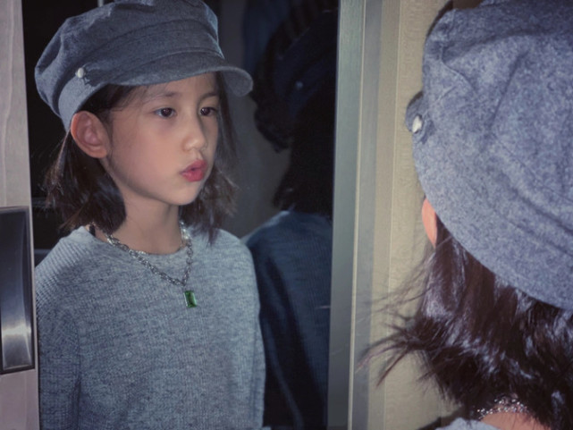 黄磊小女儿生活近照穿毛衣牛仔裤戴报童帽长相清纯撞脸宋祖儿