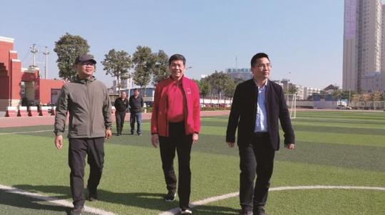 刘江南(中)对家乡的民办中学完善的体育设施赞不绝口.