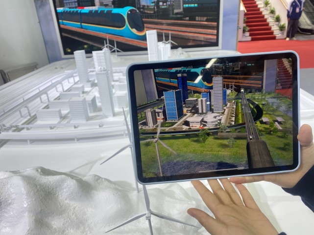 再往数字展区里面走,一侧摆放的一个白模沙盘似乎十分朴素平淡,可通过