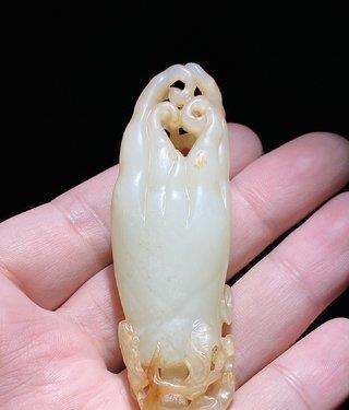 清中期和田玉籽料白玉佛手