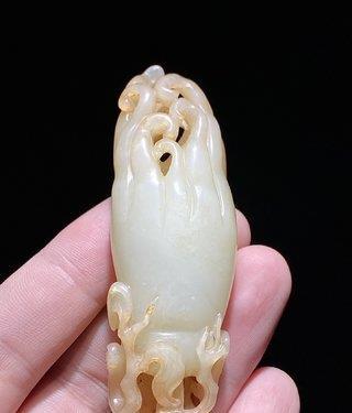 清中期和田玉籽料白玉佛手