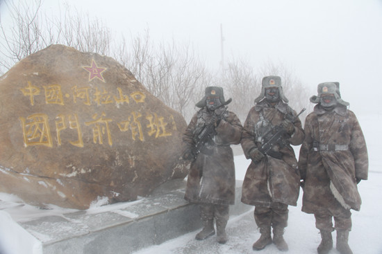 阿拉山口边防连官兵在寒风中站岗.
