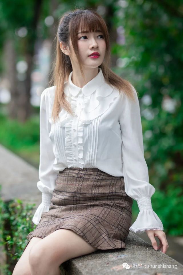 小姐姐这件白色的衬衫很是知性优雅,很衬身材的美,整体的搭配知性感