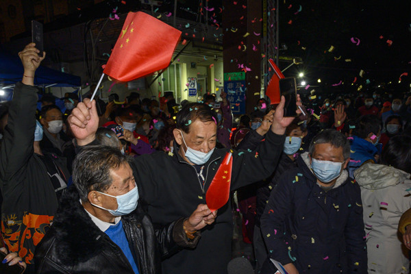 今日零时浦东香樟苑居民放彩炮庆祝小区解封