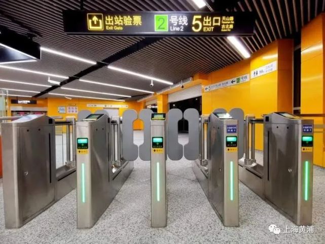 地铁15号线娄山关路站新开一出入口,换乘2号线仅需4分钟!