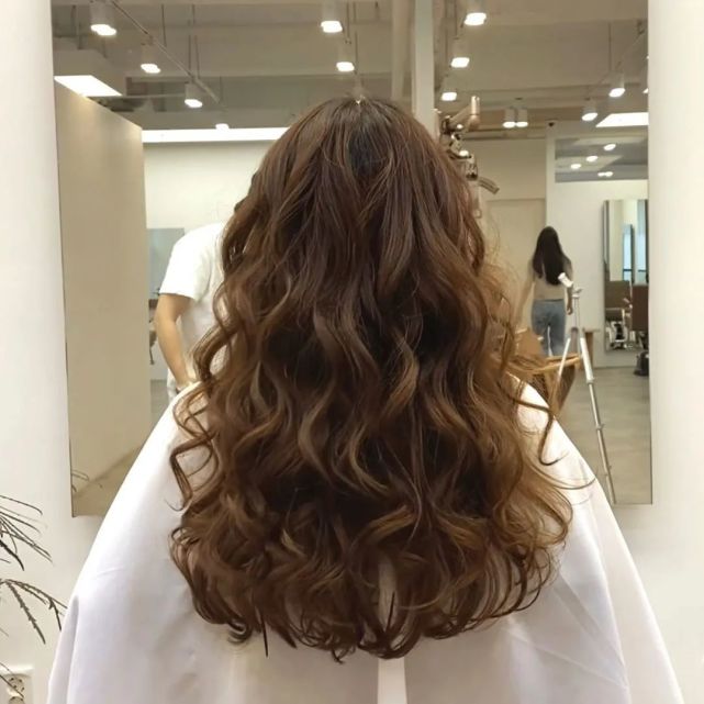 今年这种韩式烫发太火了,慵懒风烫发开始流行,准备烫发的了解下