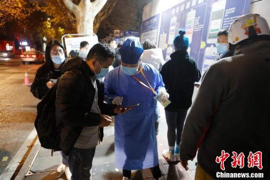 市民在同仁医院排队等待进行核酸检测采样