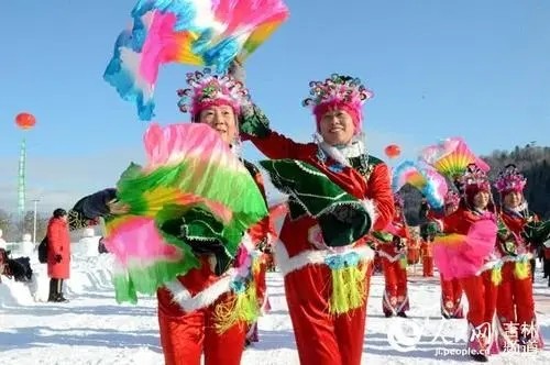 老白山雪村于12月19日正式开园 住木屋戏冰雪品美食 感受东北村落如火的热情_腾讯新闻