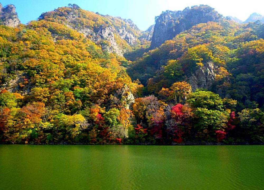 辽宁有一处小众景点,有"东北小黄山"之称,山峰峻秀,沟幽谷深