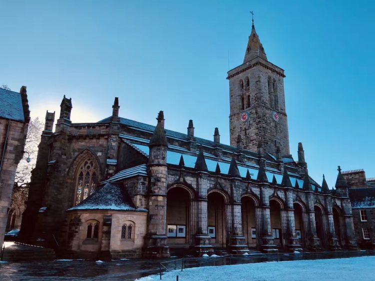 院校申请巴塞罗那大学招生信息英文授课无需小语种成绩