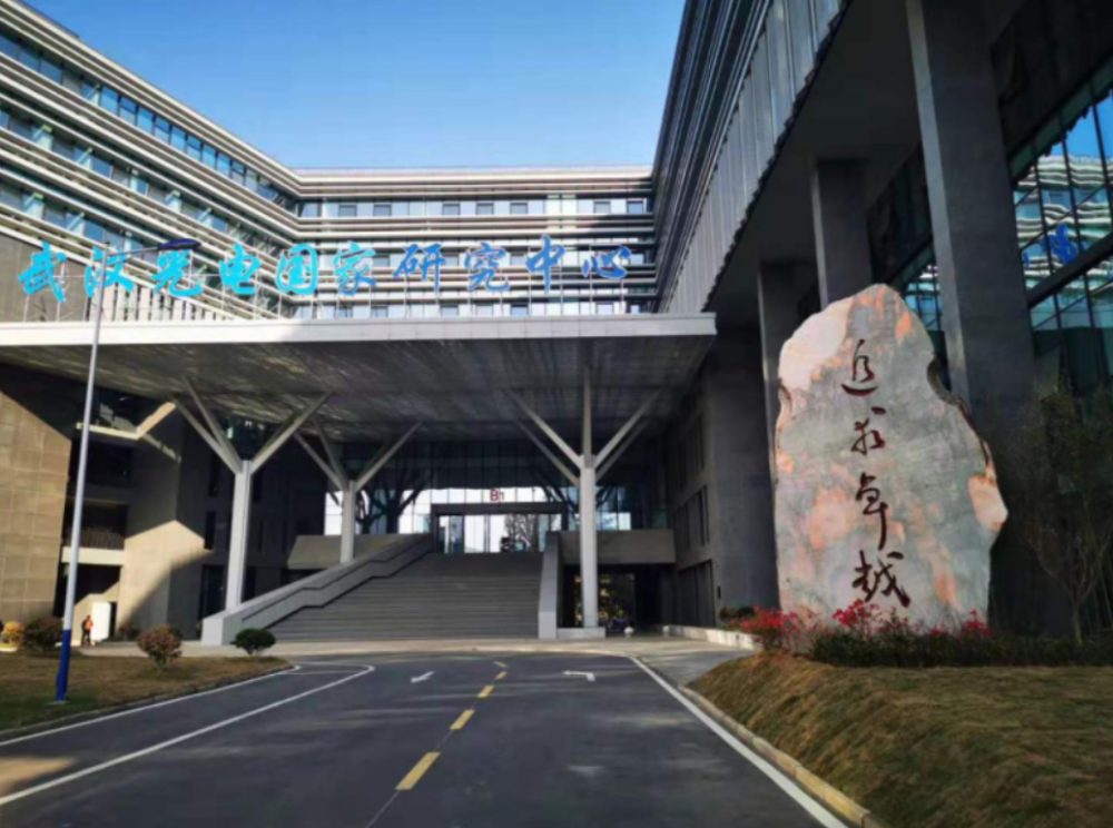 本科毕业后,张霁顺利考入武汉邮电科学研究院,成为了一名研究生.