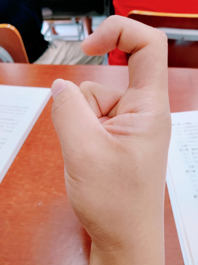 在日本街头,看到漂亮女孩比出这个手势,当地导游:别看了快跑