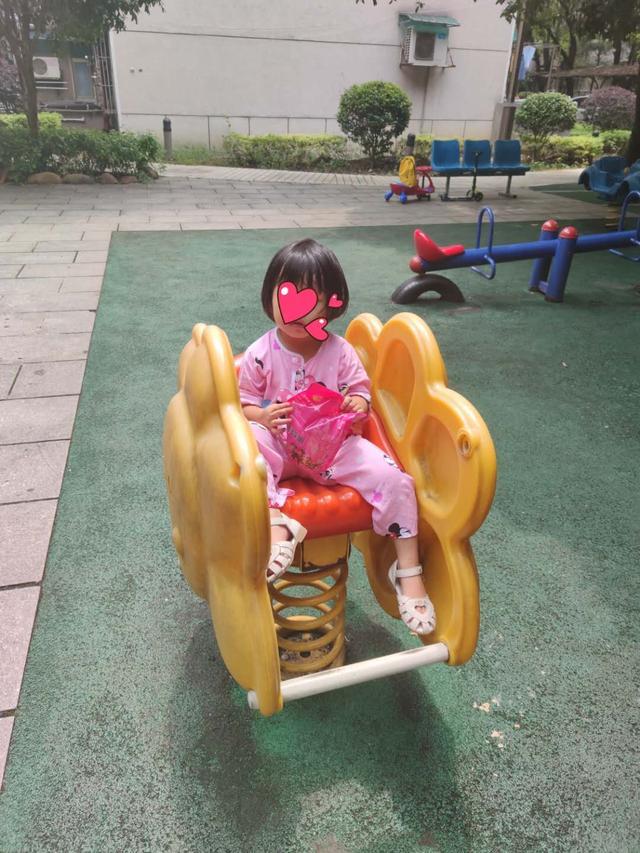 2岁女孩穿纸尿裤光脚溜出门家人竟然不知道小区人车没有分流