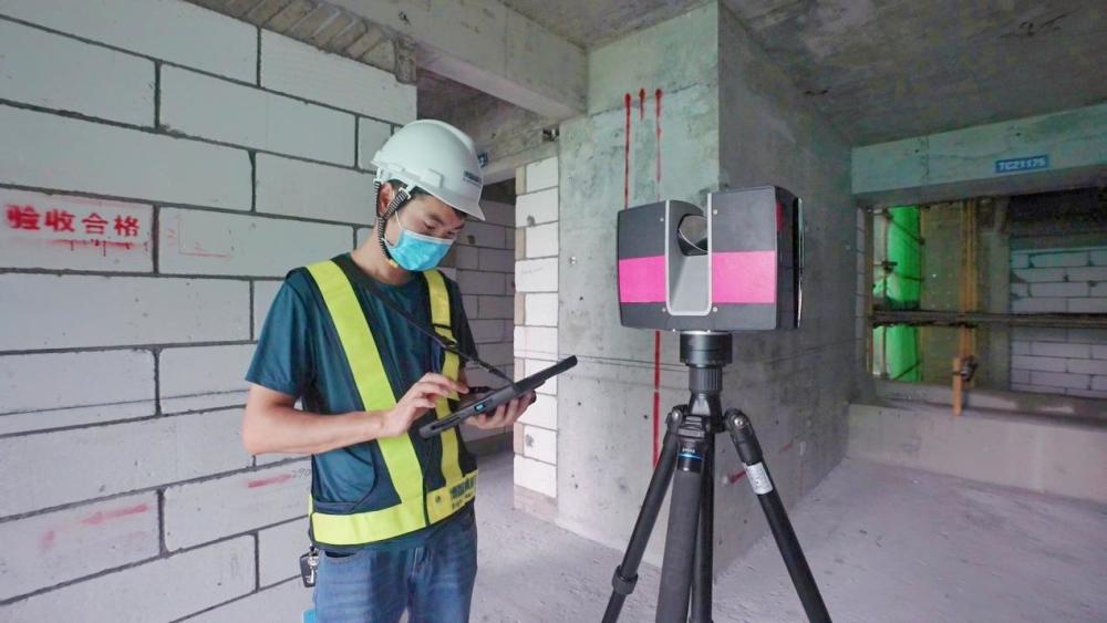 工程师操作测量机器人