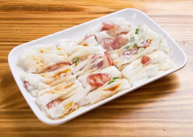 这里有肠粉,配料挺丰富,鸡蛋,生菜,叉烧,腊肠……口感香糯,可以说是