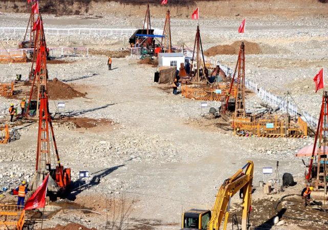 据悉,鄠周眉高速公路起于京昆高速玉蝉镇水寨村,与规划的西高新至天桥