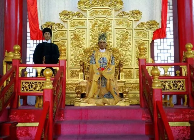 先是依仗两广总督丁魁楚,广西巡抚瞿式耜,后来托庇大西军余部李定国