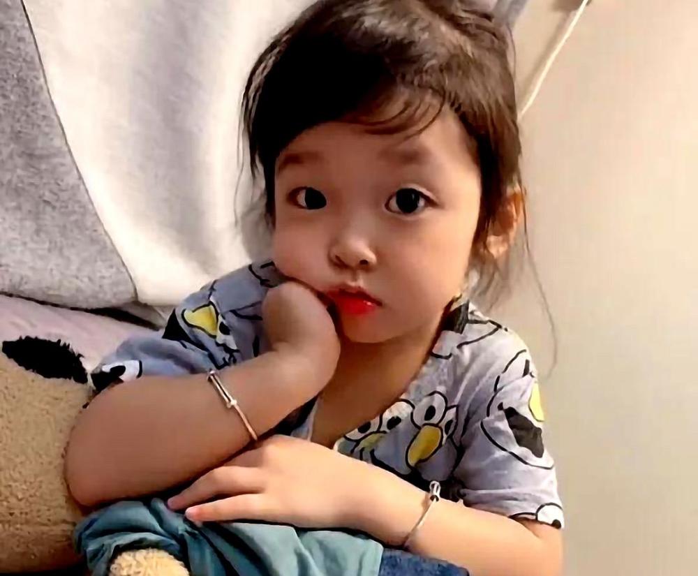 最令人欣喜的是,在网红界,更没有年龄大小之分,下有年仅几岁的东北