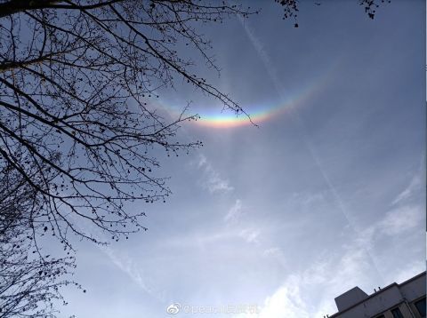 来自天空的微笑!济南上空惊现"环天顶弧",如彩虹倒挂(美图)