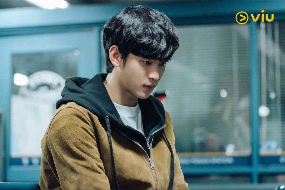 金秀贤饰演的男主 金贤秀,没错,就是本名反过来了而已.