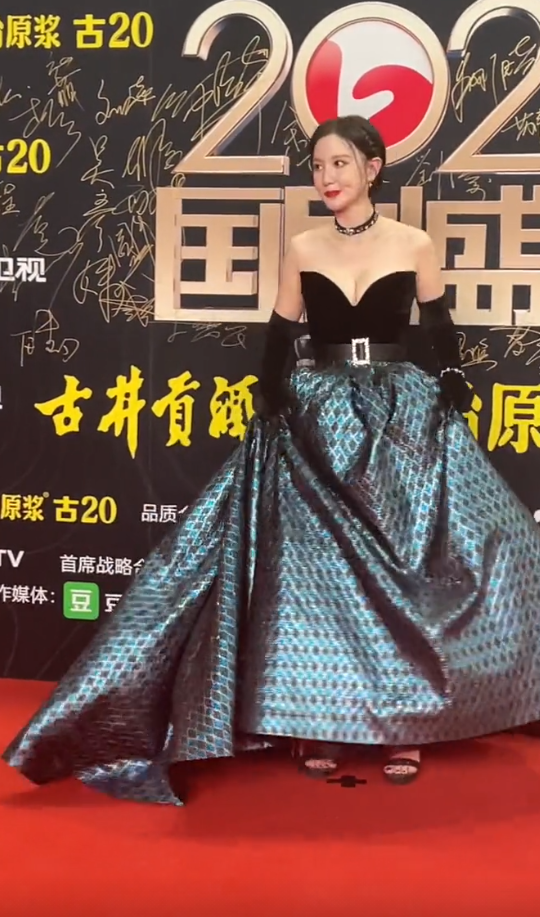 40岁张萌走红毯出尽风头穿低领裙凸显傲人身材男主持眼神尴尬